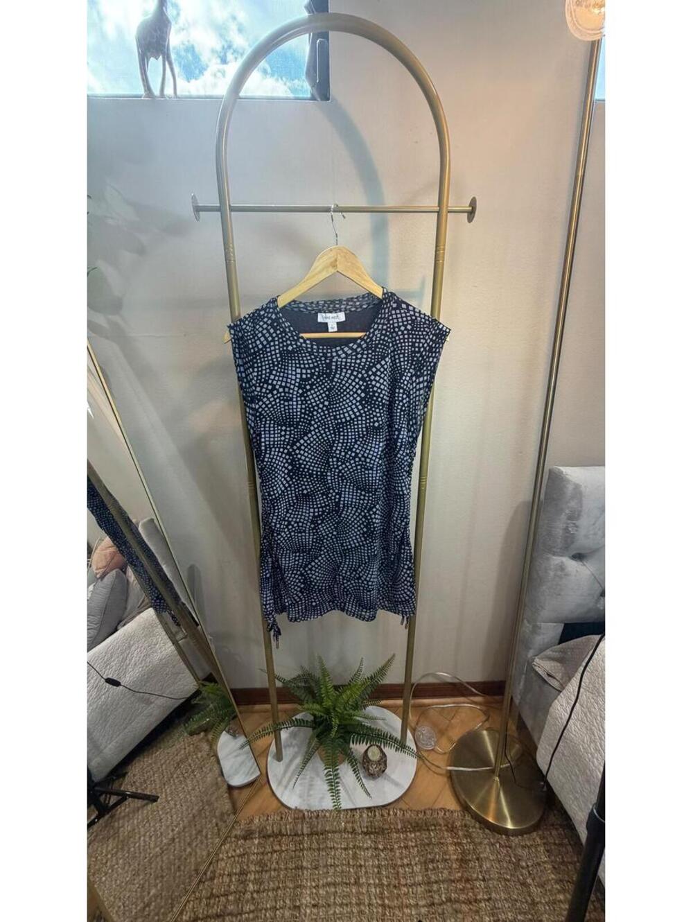 L blue and white Elegant and modern sheer Nina West blouse